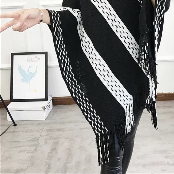 🎉SALE🎉Brand New Black/White Women’s Poncho - Picture 2 of 2